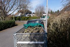Anhänger mit entferntem Astmaterial nach der Baumpflege in Berlin-Marzahn